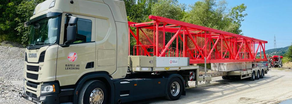 Spezialtransport: Scania-Zugmaschine mit roter Stahlkonstruktion